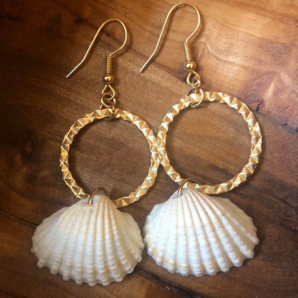 Shell  Earrings - Picture 2 of 3